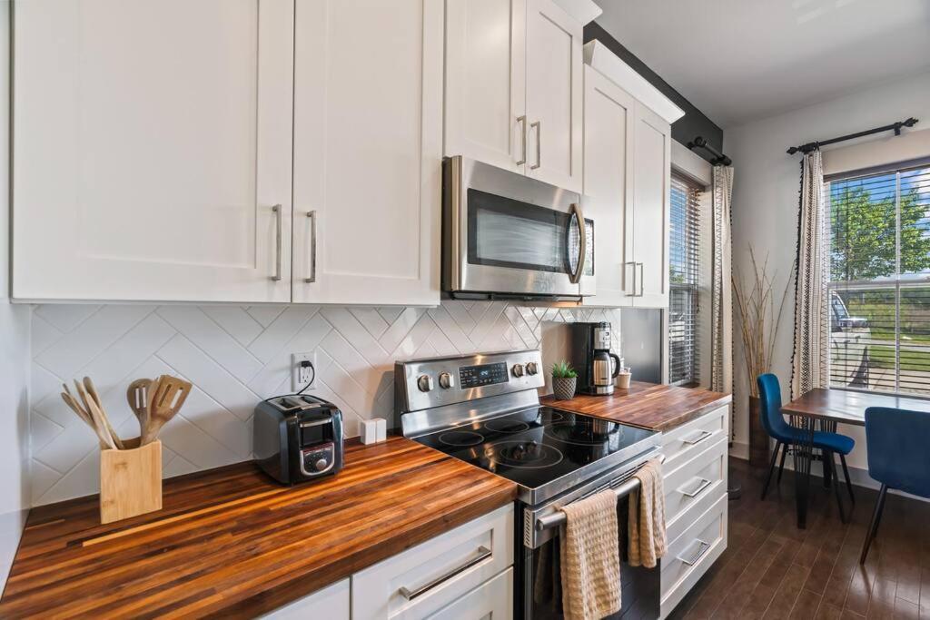 King Bed, Balcony, Covered Patio & Firepit! 8 Minutes From Broadway Nashville Buitenkant foto