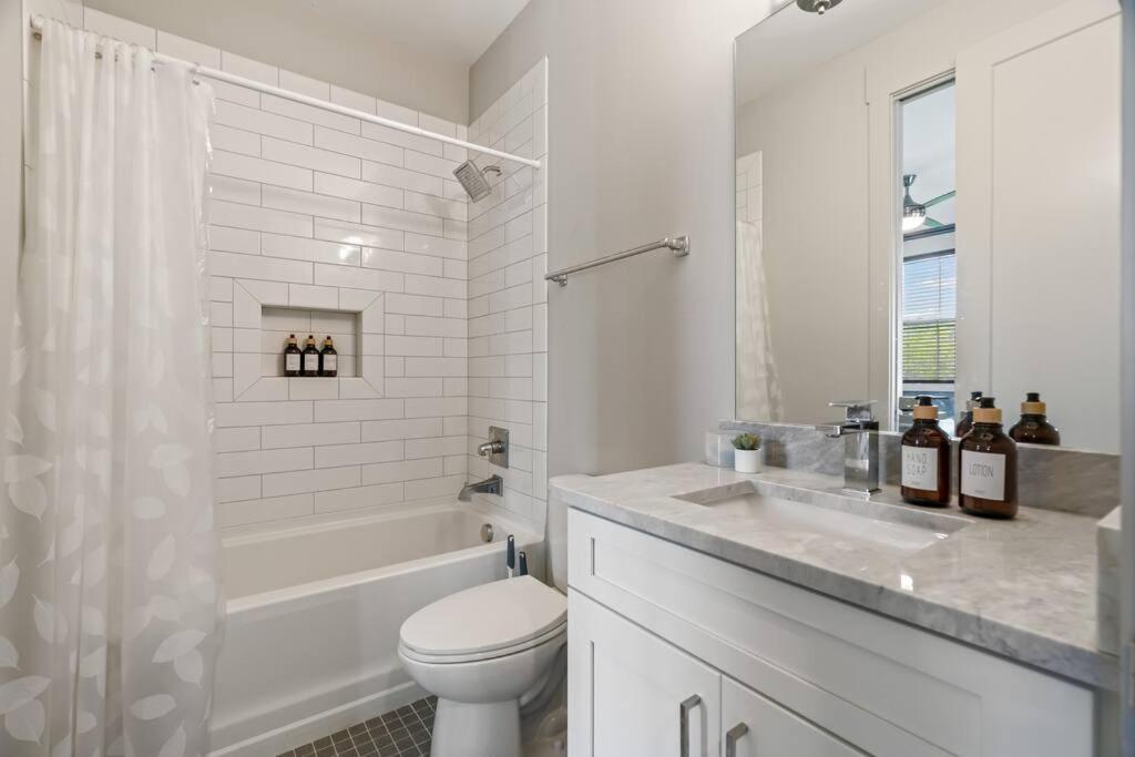 King Bed, Balcony, Covered Patio & Firepit! 8 Minutes From Broadway Nashville Buitenkant foto