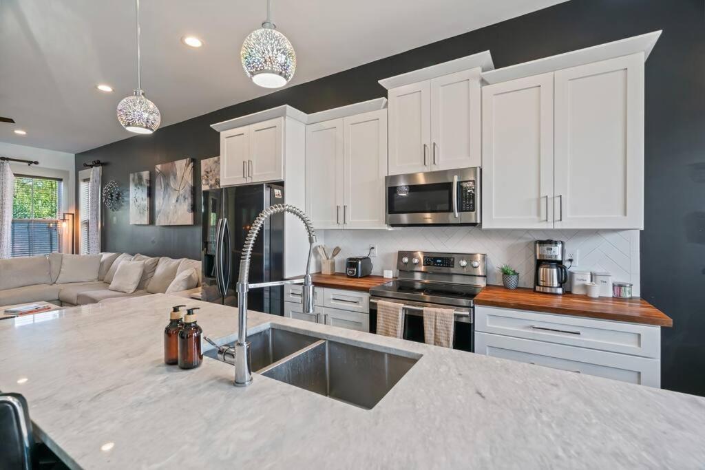 King Bed, Balcony, Covered Patio & Firepit! 8 Minutes From Broadway Nashville Buitenkant foto