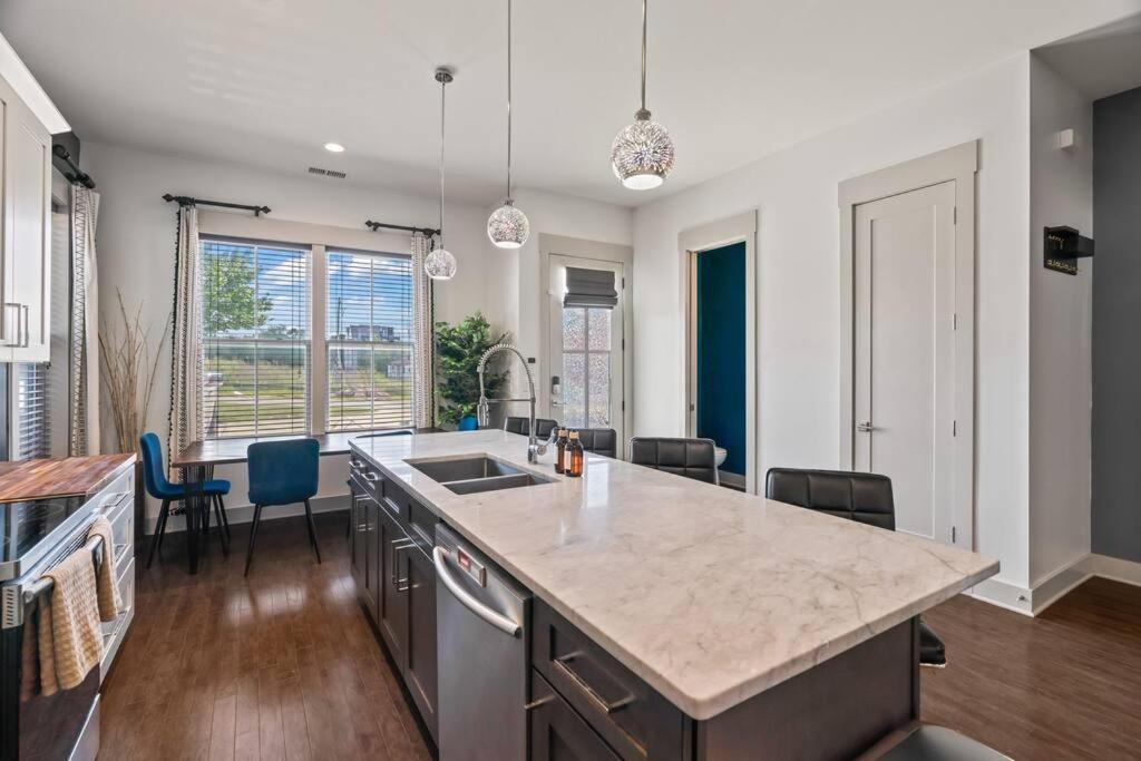 King Bed, Balcony, Covered Patio & Firepit! 8 Minutes From Broadway Nashville Buitenkant foto