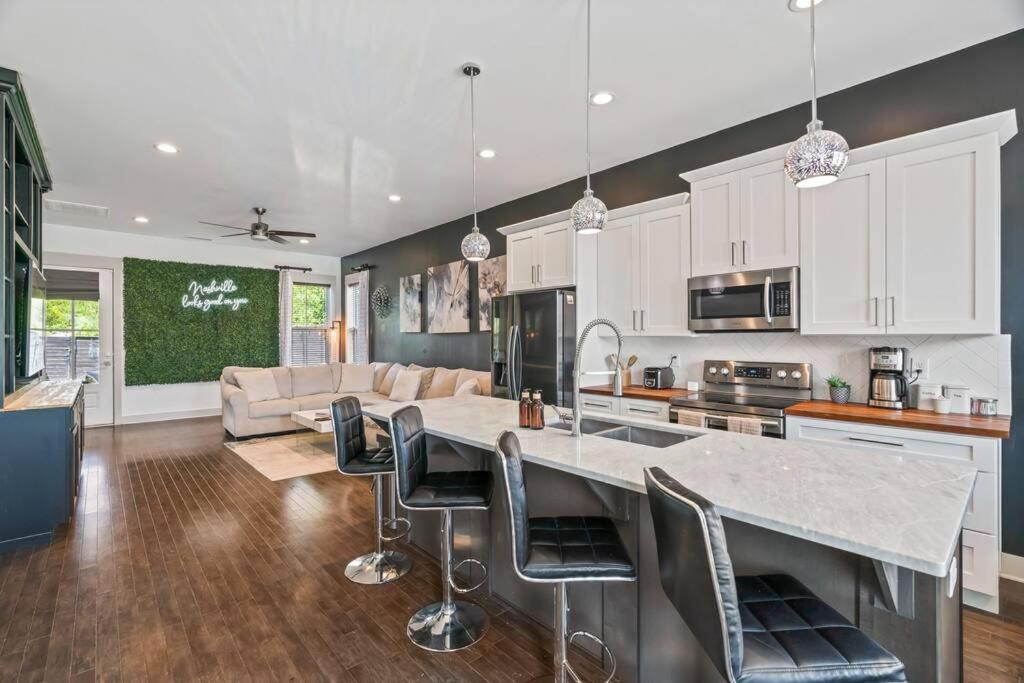 King Bed, Balcony, Covered Patio & Firepit! 8 Minutes From Broadway Nashville Buitenkant foto